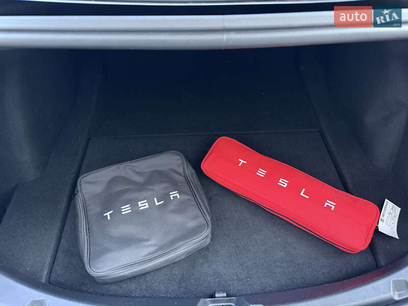 Седан Tesla Model 3 2019 в Ужгороде