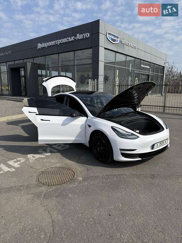 Седан Tesla Model 3 2020 в Днепре