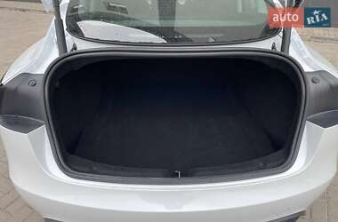 Седан Tesla Model 3 2024 в 