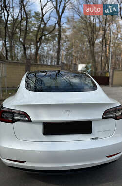 Седан Tesla Model 3 2022 в 