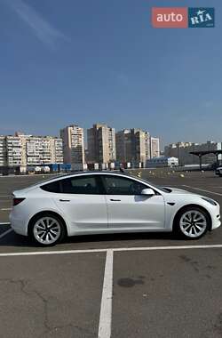 Седан Tesla Model 3 2022 в 