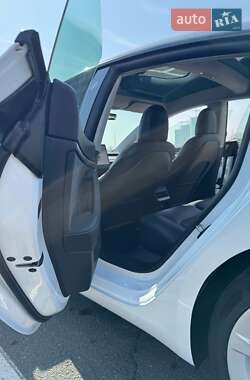 Седан Tesla Model 3 2022 в 