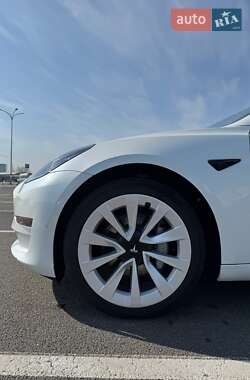 Седан Tesla Model 3 2022 в 