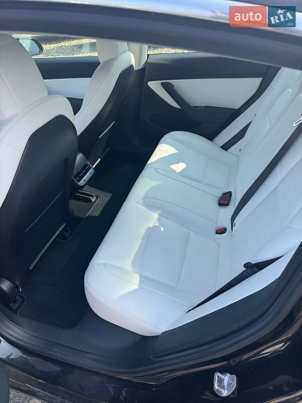 Седан Tesla Model 3 2018 в Самборі
