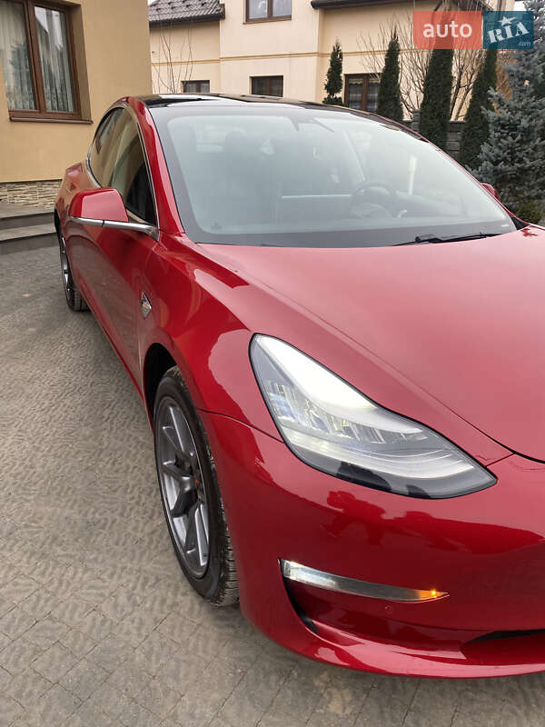 Седан Tesla Model 3 2019 в Самборе