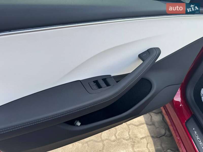 Седан Tesla Model 3 2024 в Львове