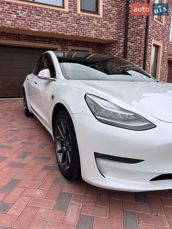 Седан Tesla Model 3 2020 в Черновцах