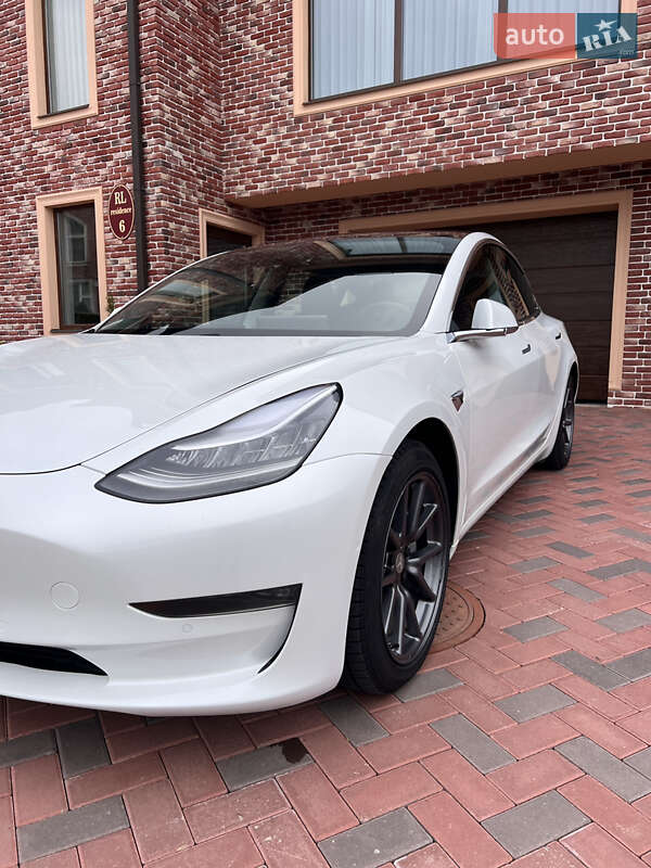 Седан Tesla Model 3 2020 в Черновцах