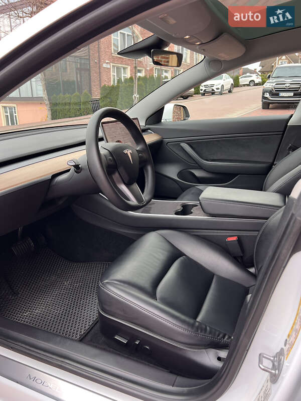 Седан Tesla Model 3 2020 в Черновцах
