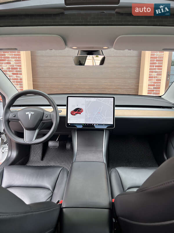 Седан Tesla Model 3 2020 в Черновцах