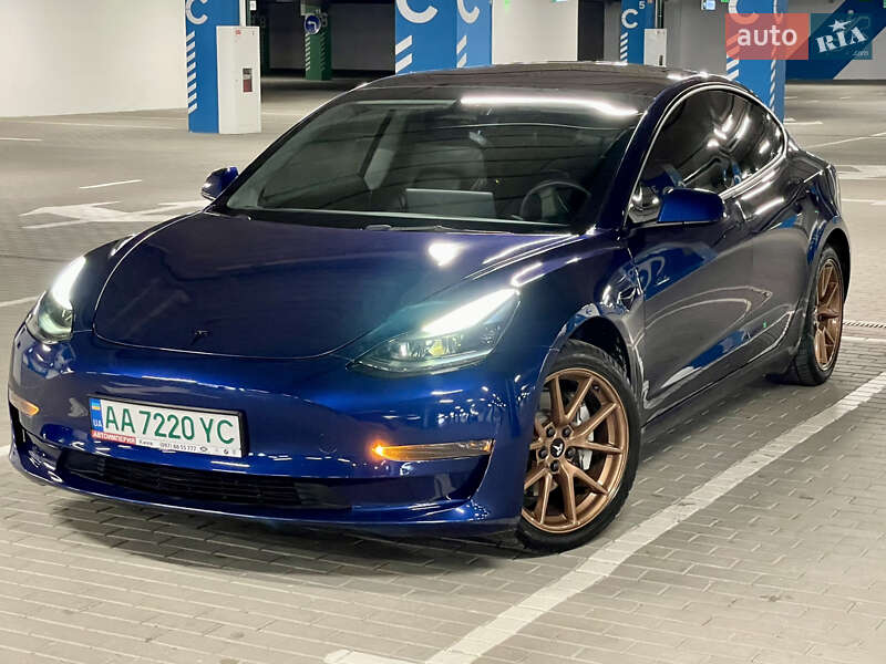 Седан Tesla Model 3 2022 в 