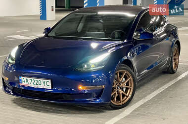 Седан Tesla Model 3 2022 в 