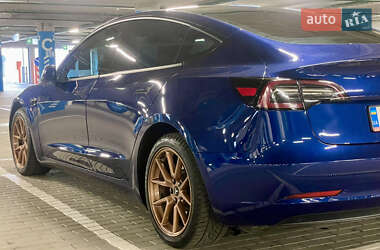 Седан Tesla Model 3 2022 в 