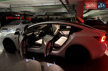 Седан Tesla Model 3 2020 в 