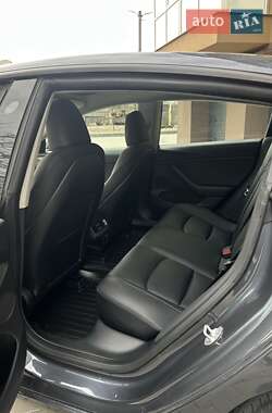 Седан Tesla Model 3 2023 в 