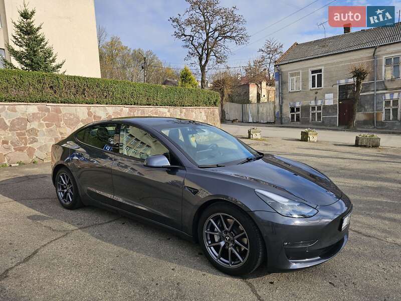 Седан Tesla Model 3 2021 в 
