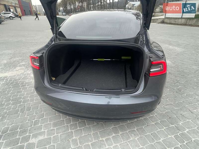 Седан Tesla Model 3 2019 в Львові