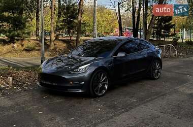 Седан Tesla Model 3 2023 в 
