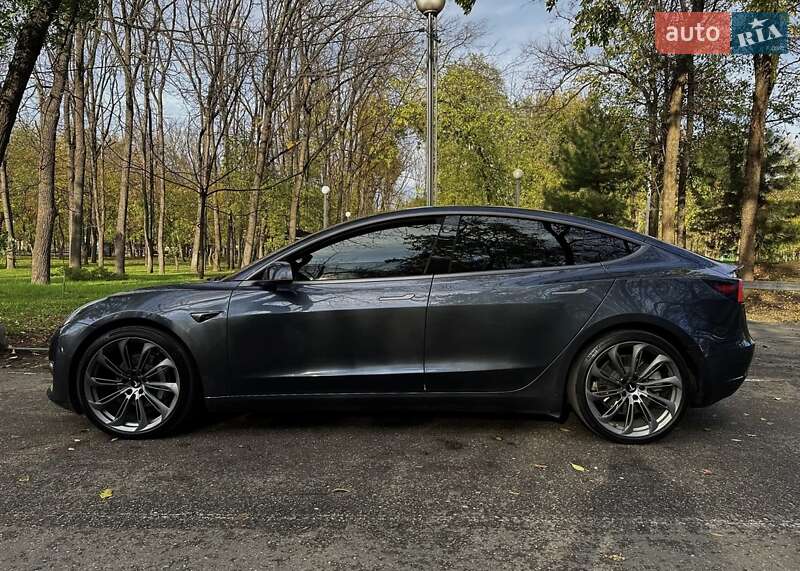 Седан Tesla Model 3 2023 в Вінниці