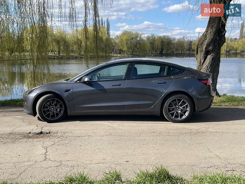 Седан Tesla Model 3 2022 в Ровно