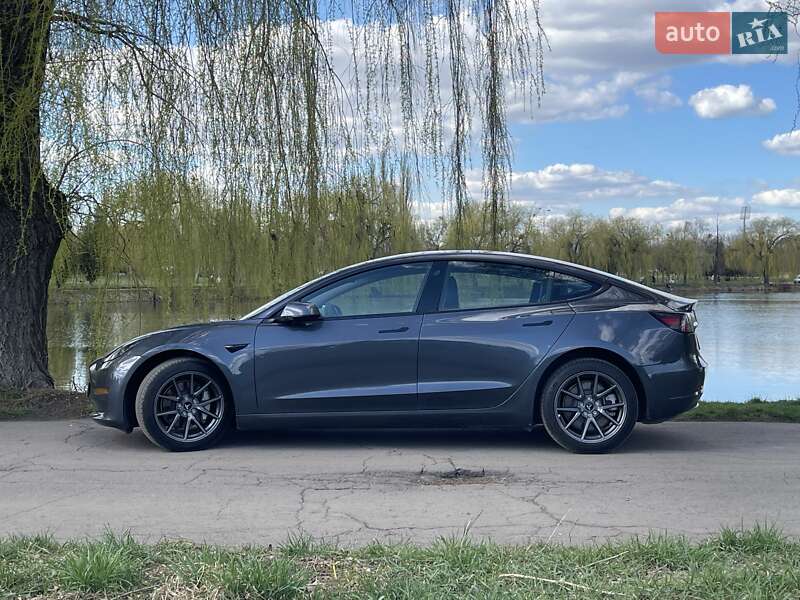 Седан Tesla Model 3 2022 в Ровно
