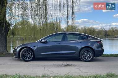 Седан Tesla Model 3 2022 в 
