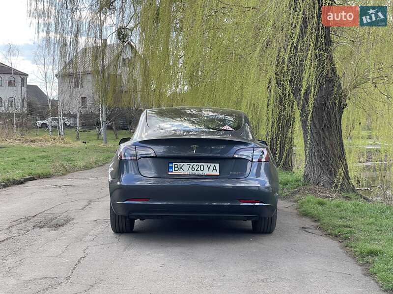 Седан Tesla Model 3 2022 в Ровно
