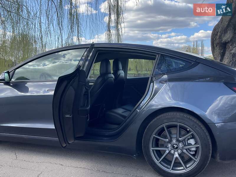 Седан Tesla Model 3 2022 в Ровно