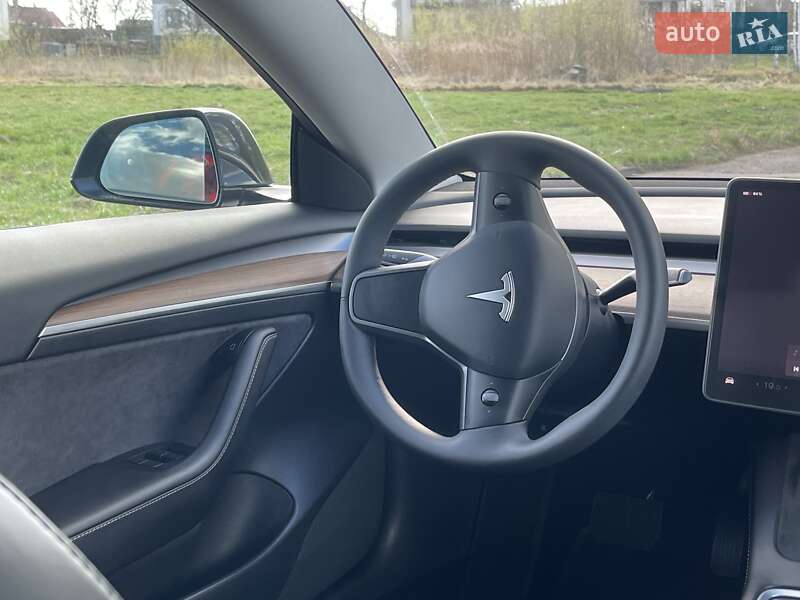Седан Tesla Model 3 2022 в Ровно