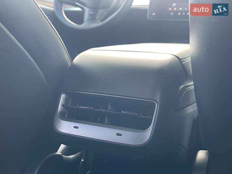 Седан Tesla Model 3 2022 в Ровно