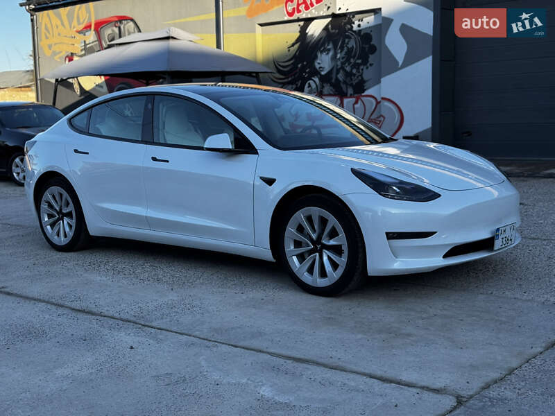 Седан Tesla Model 3 2023 в 