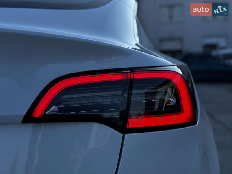 Седан Tesla Model 3 2023 в Житомирі