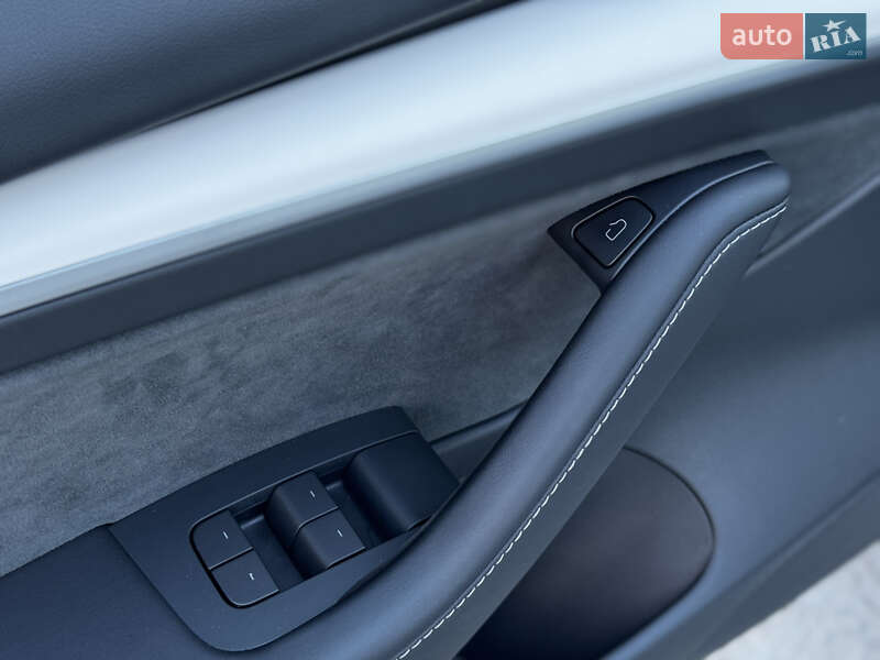 Седан Tesla Model 3 2023 в Житомирі