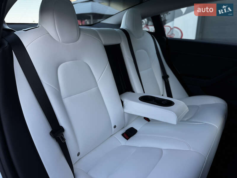 Седан Tesla Model 3 2023 в Житомирі