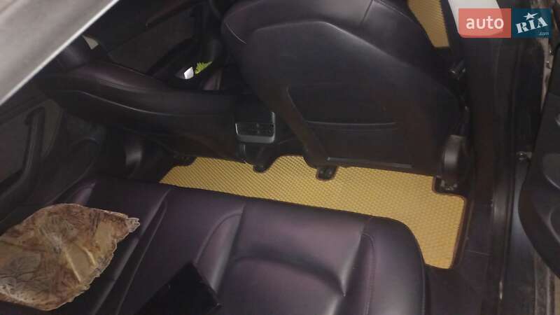 Седан Tesla Model 3 2022 в Львове