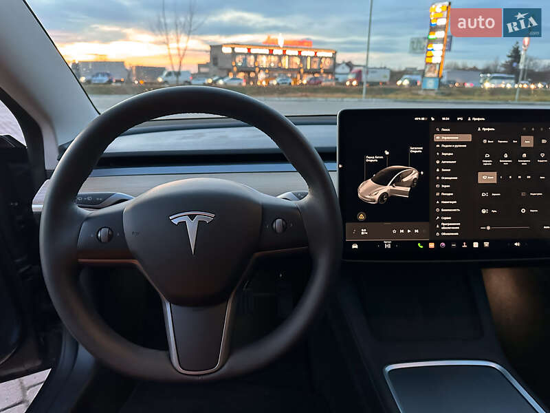 Седан Tesla Model 3 2022 в Львове