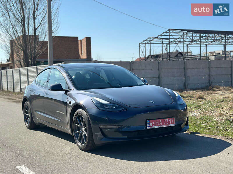 Седан Tesla Model 3 2022 в 