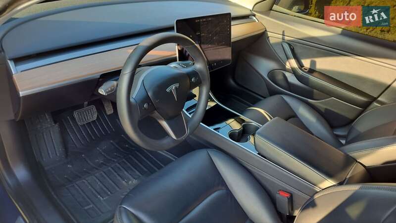Седан Tesla Model 3 2019 в Львове