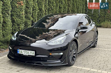 Седан Tesla Model 3 2022 в 
