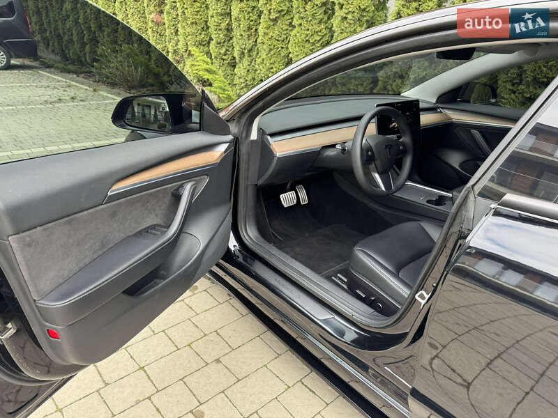 Седан Tesla Model 3 2022 в Ужгороді