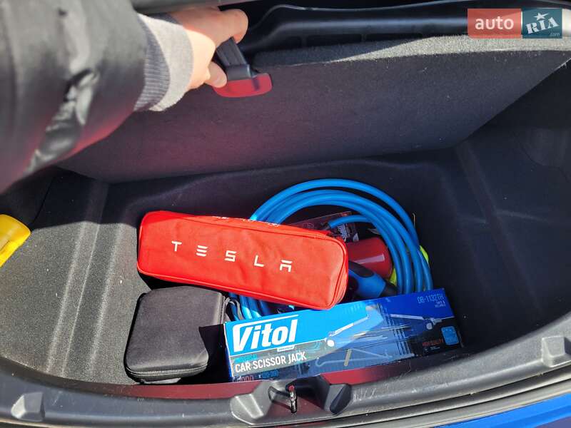 Седан Tesla Model 3 2019 в Киеве