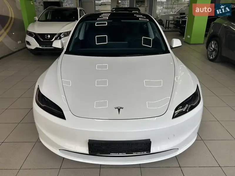Седан Tesla Model 3 2023 в 