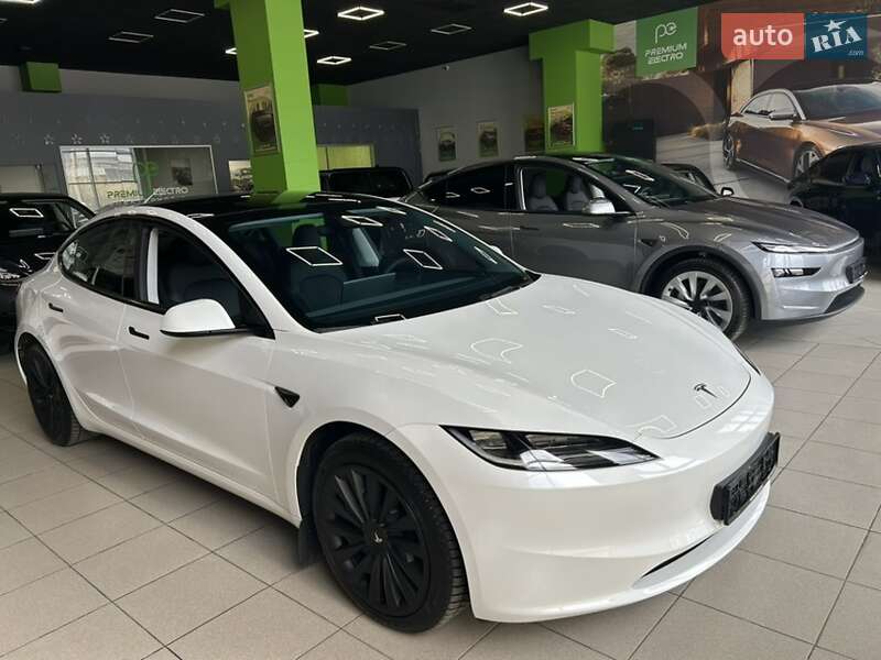 Седан Tesla Model 3 2023 в 