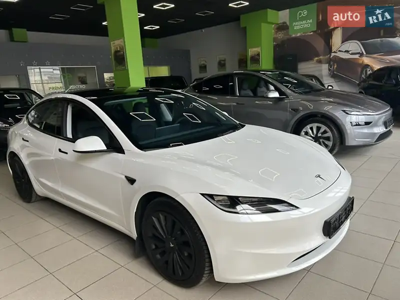 Седан Tesla Model 3 2023 в 