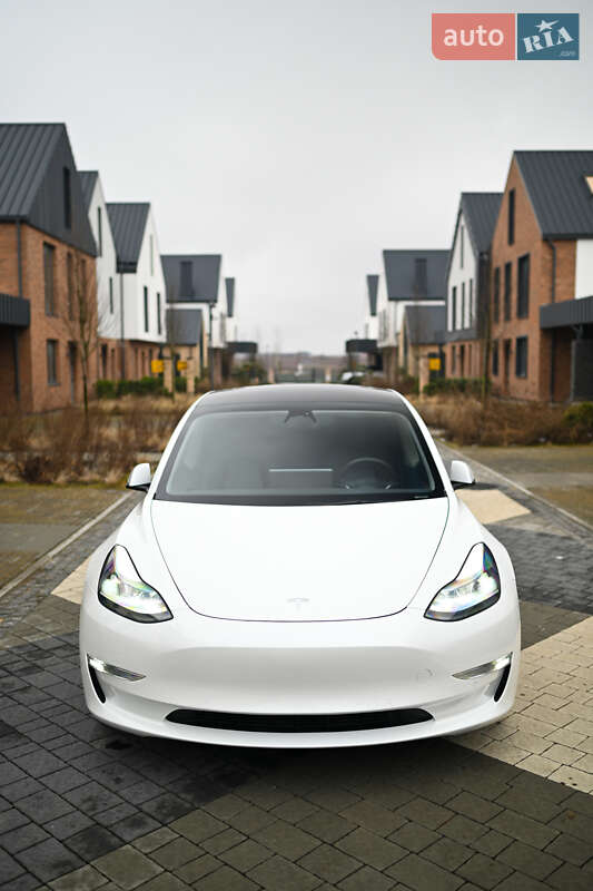 Седан Tesla Model 3 2022 в Львове