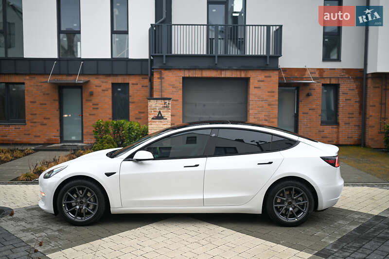 Седан Tesla Model 3 2022 в Львове