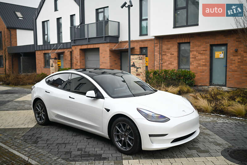 Седан Tesla Model 3 2022 в Львове