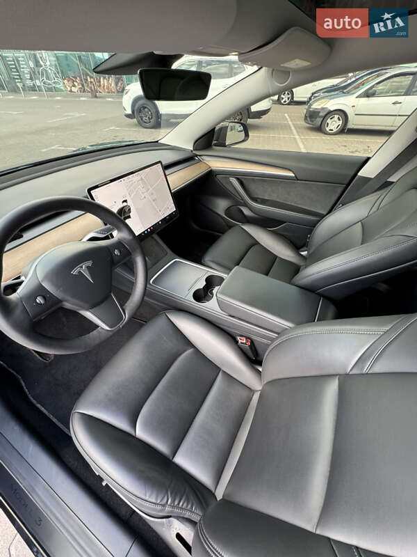 Седан Tesla Model 3 2021 в Киеве