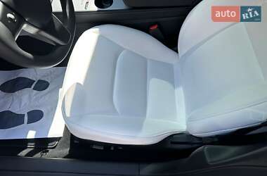 Седан Tesla Model 3 2023 в 