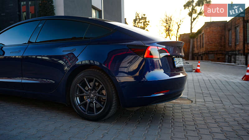 Седан Tesla Model 3 2023 в Львові